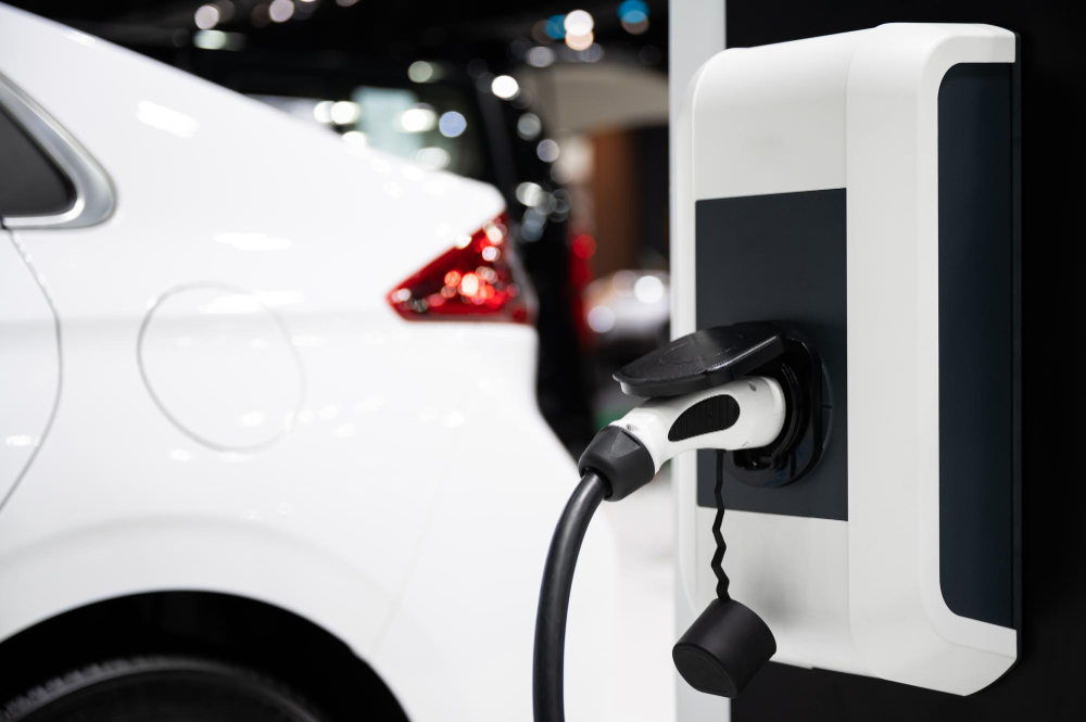 Person med sorte hansker polerer en billykt med en svart klut med røde kanter.